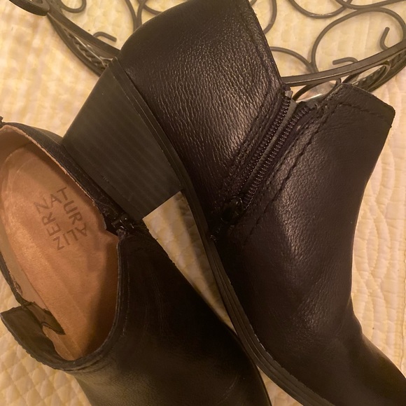 Naturalizer Ankle Boot 2” block heel, inside zipper - Picture 4 of 6
